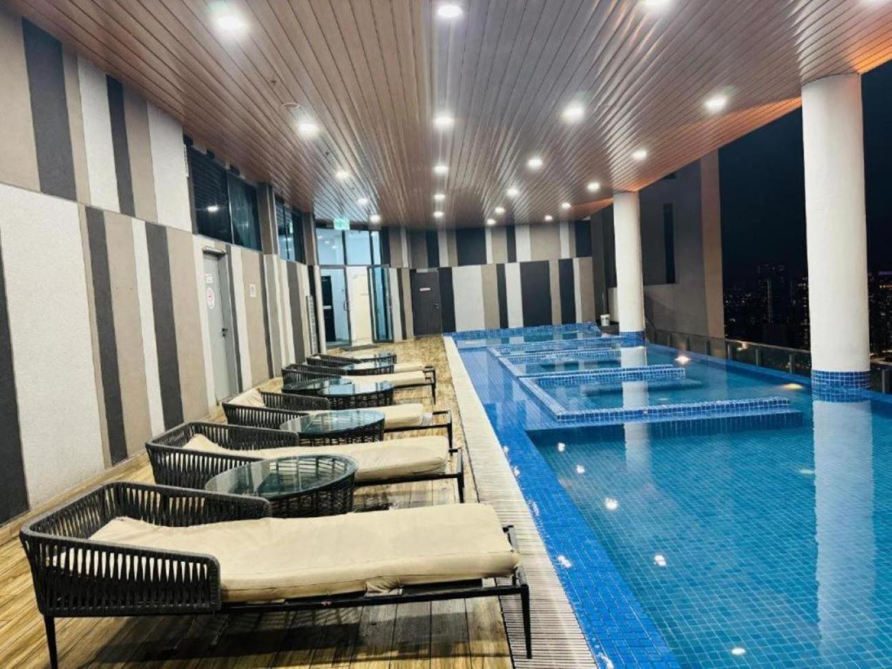 The Luxe Colony Klcc By Sky Pool Lägenhet Kuala Lumpur Exteriör bild